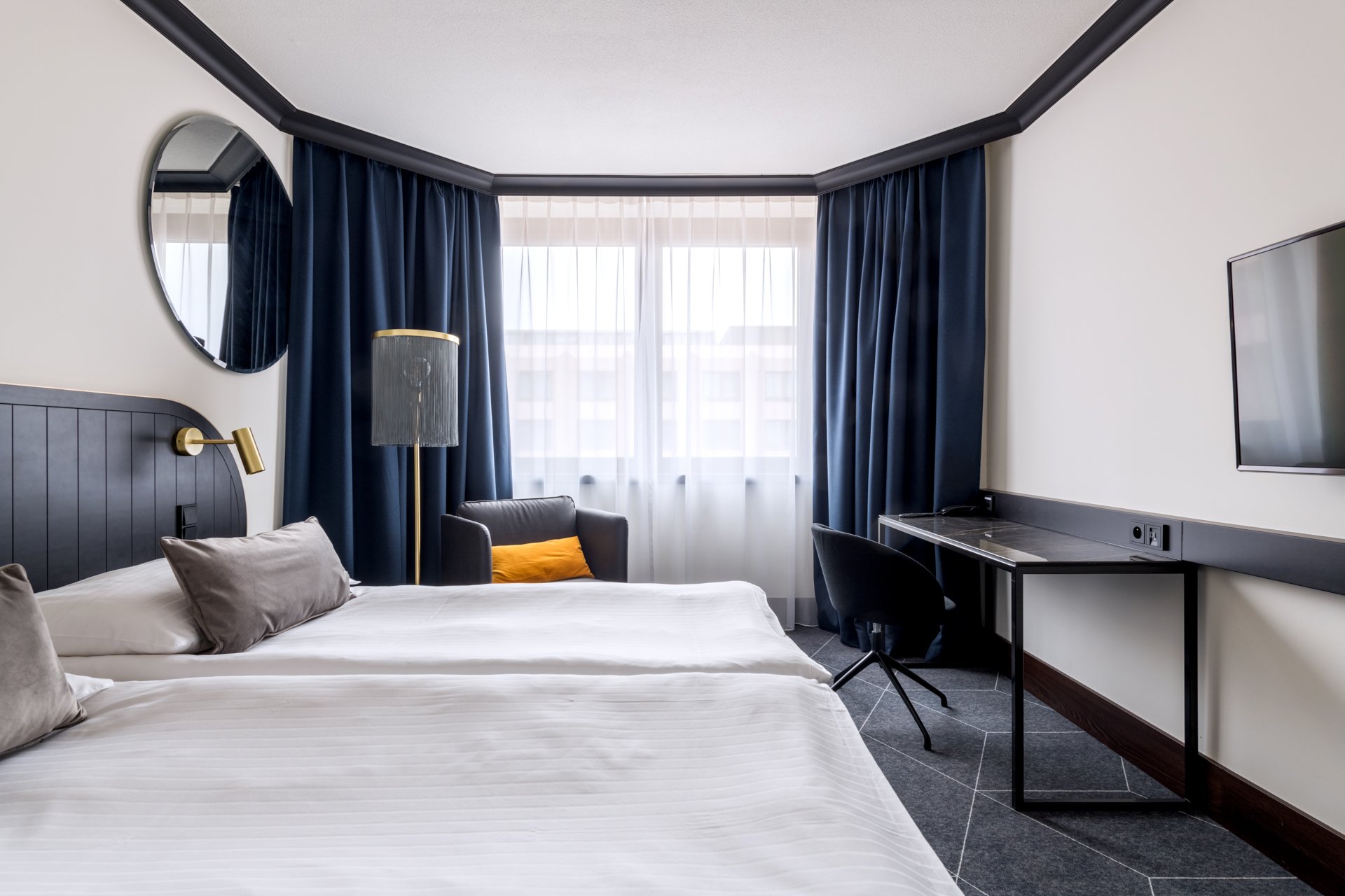 VH_by_Wyndham_Diplomat_Prague_Superior_Blue